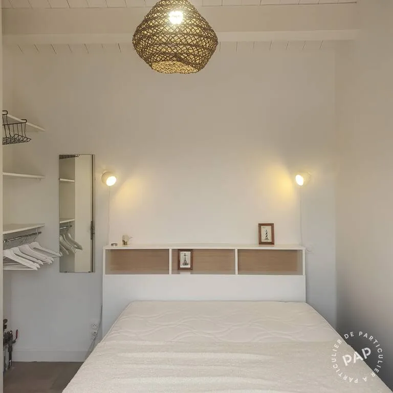 Chambre blanche avec suspension tressée