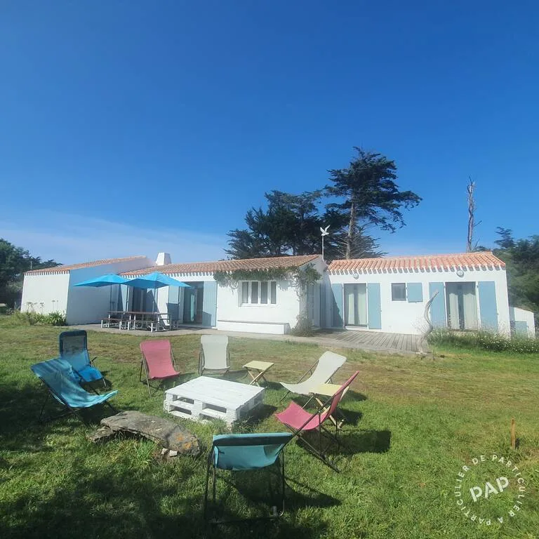 Transats colorés dans le jardin de 2000 m²